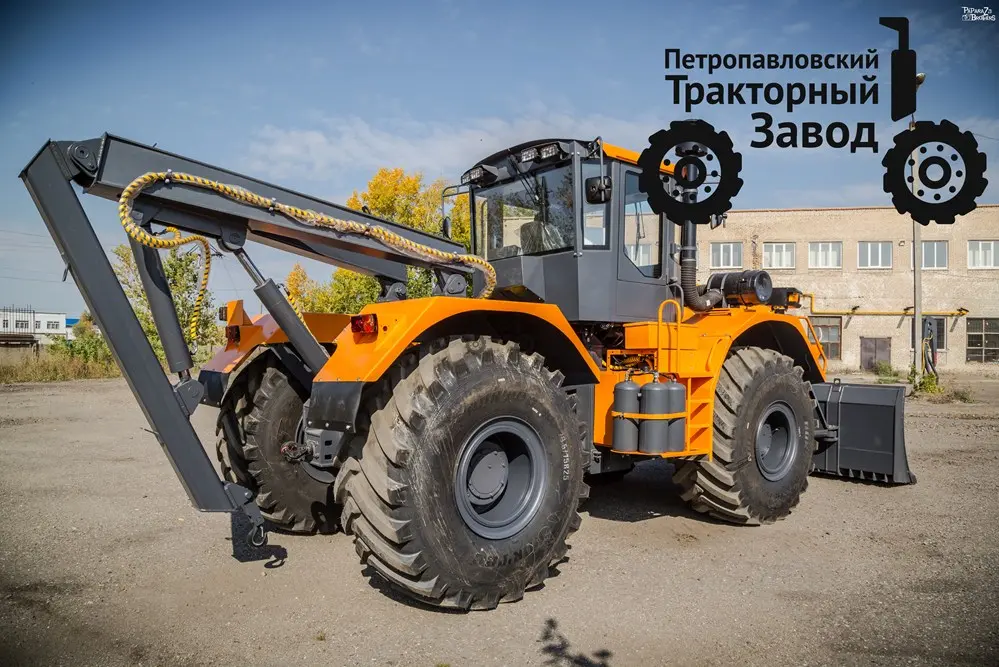 Универсальная дорожная машина с крановой стрелой